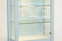 vitrine_tuerkis_gelackt